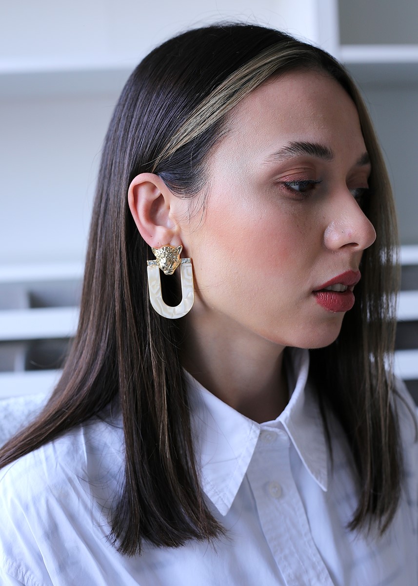 kaplan detaylı krem kemik model küpe