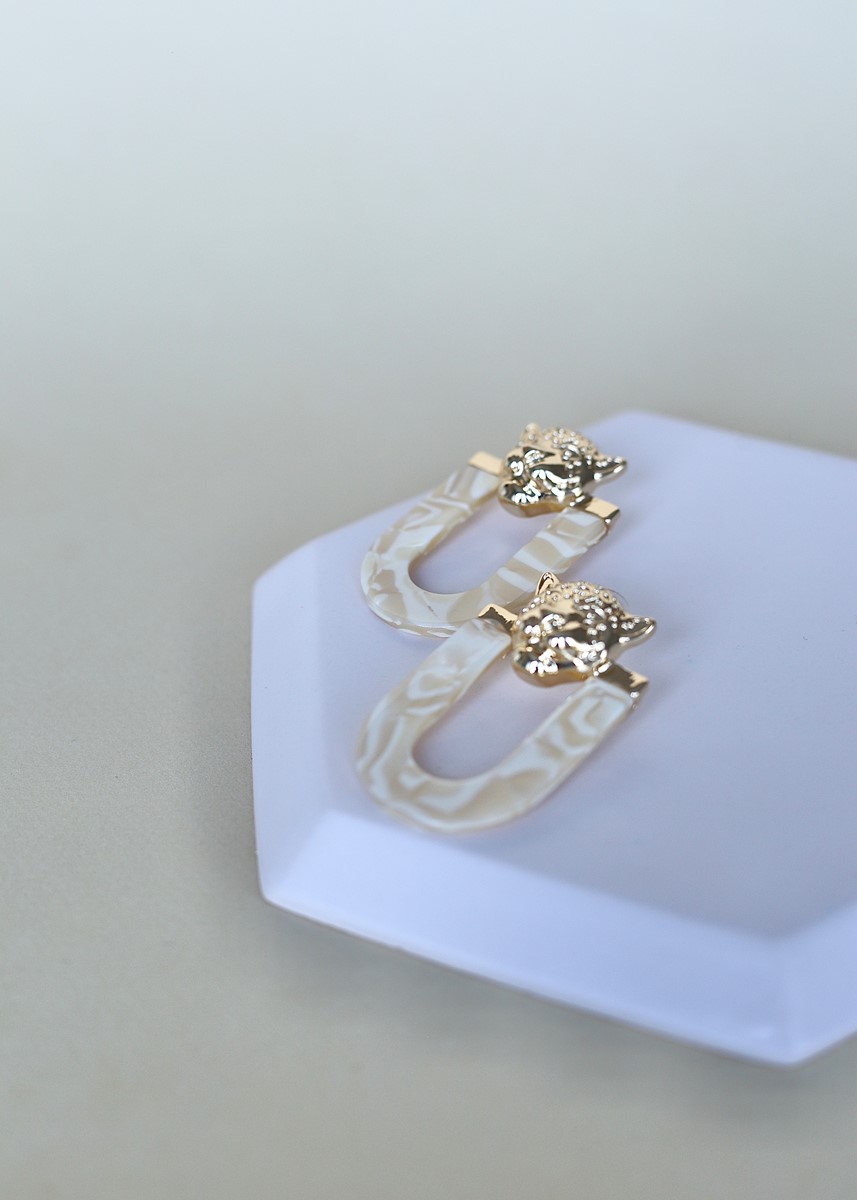 kaplan detaylı krem kemik model küpe