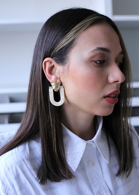 kaplan detaylı krem kemik model küpe