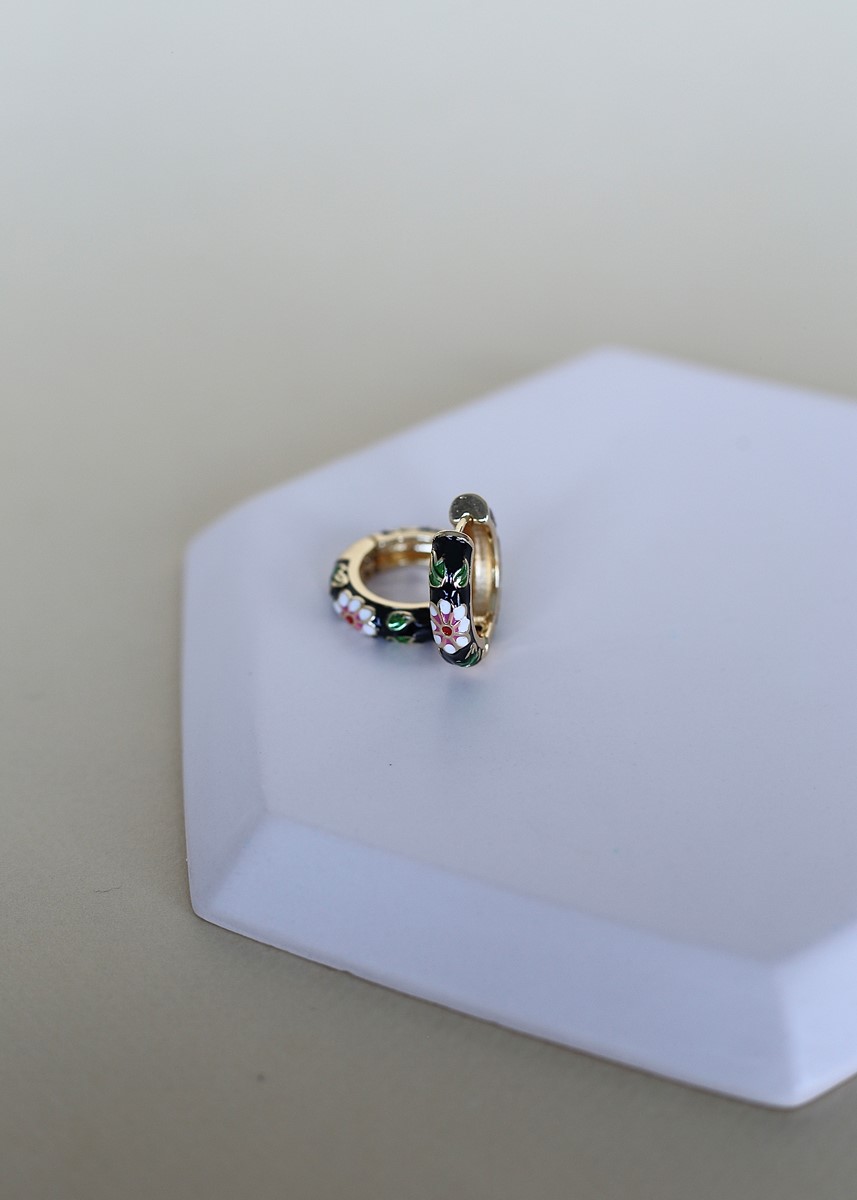 çiçek desenli siyah mineli halka küpe