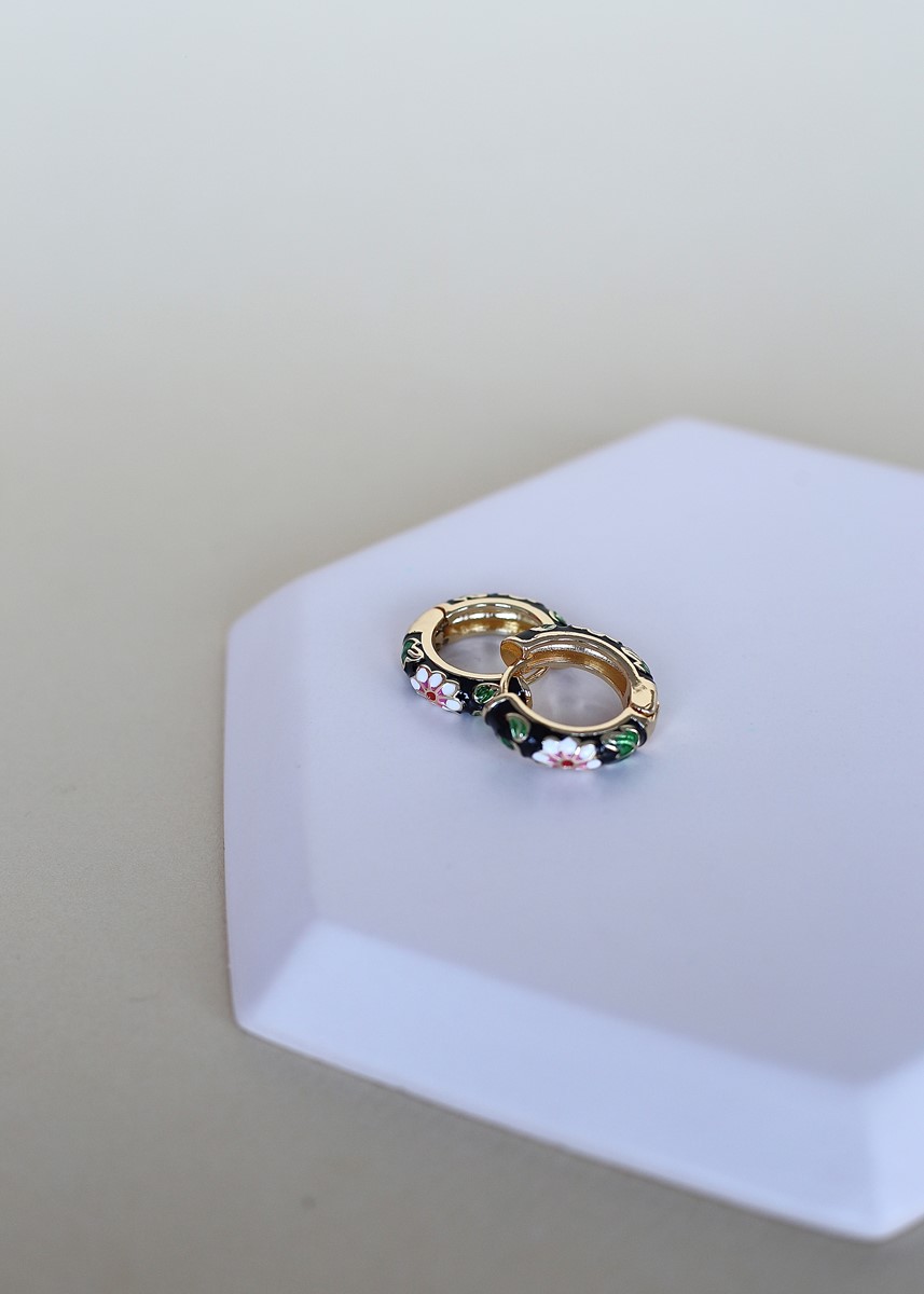 çiçek desenli siyah mineli halka küpe