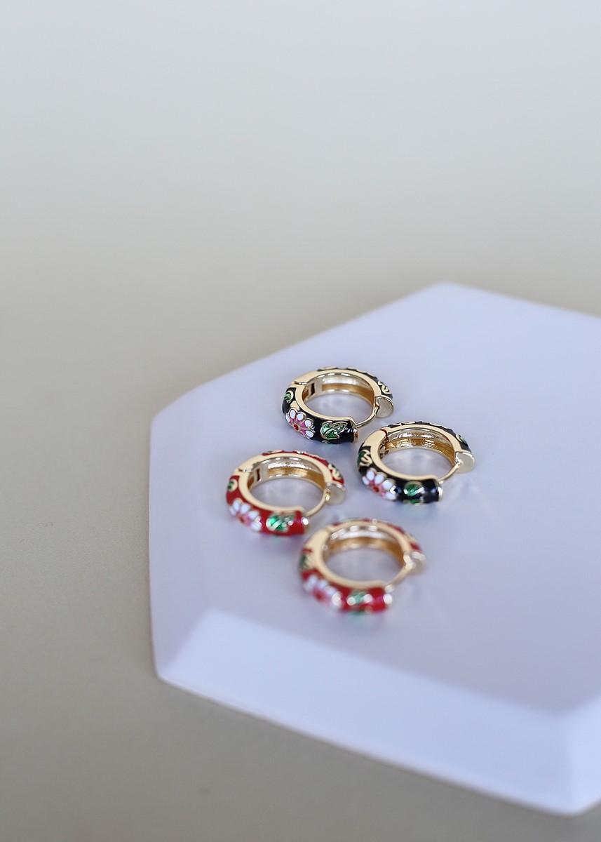 çiçek desenli siyah mineli halka küpe