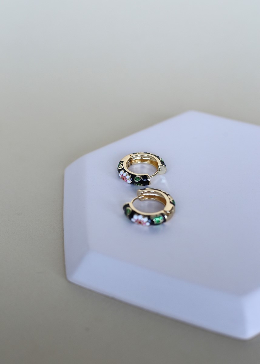 çiçek desenli siyah mineli halka küpe