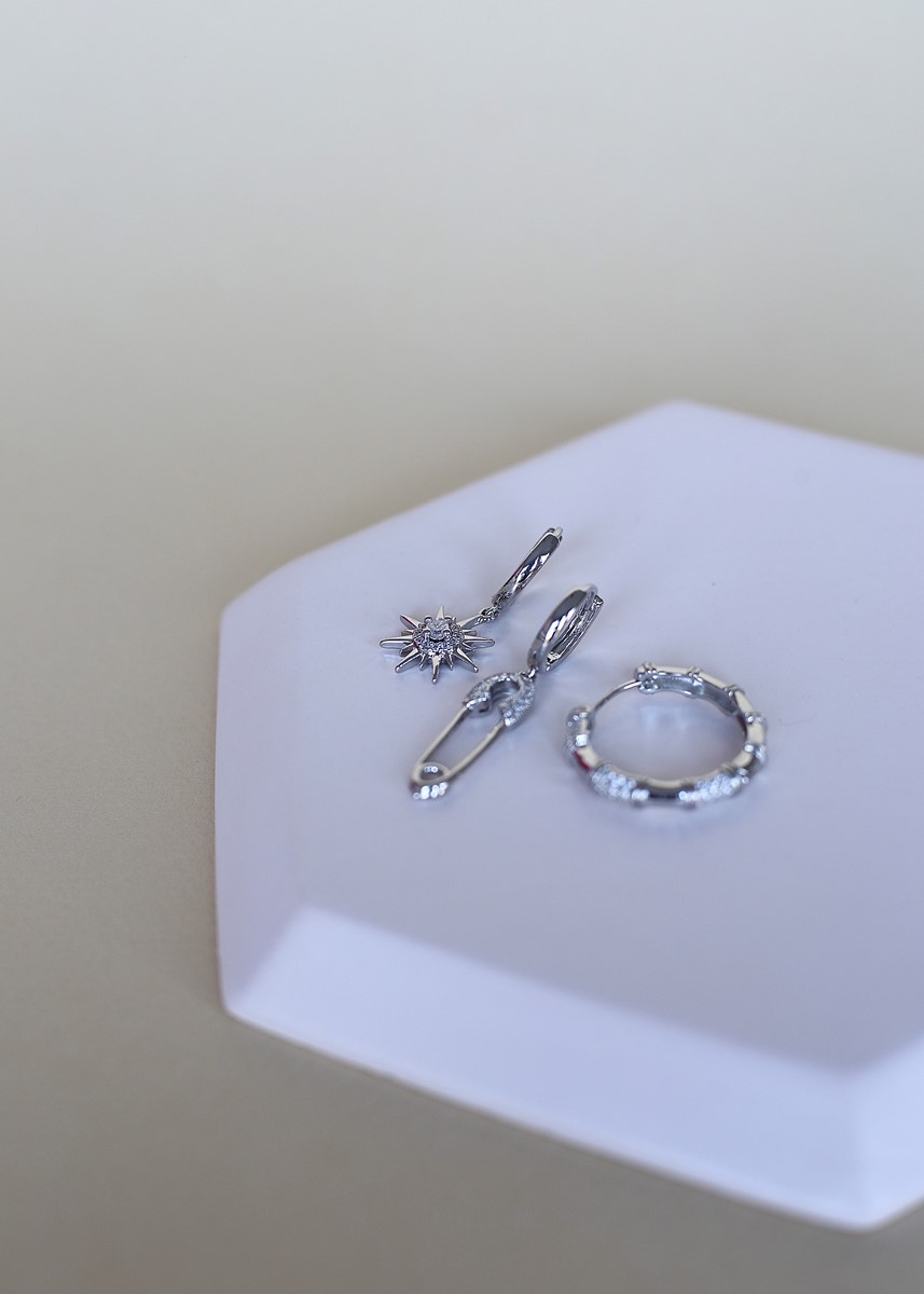 güneş filkete ve halkalı taşlı üçlü kombin küpe