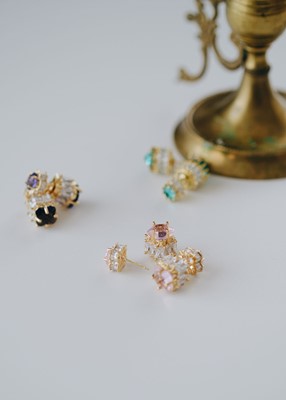 Etrafı Baget Taşlı Renkli Yonca Taş Detaylı Tasarım Küpe