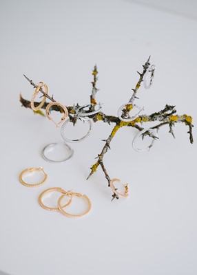 Sıra Taşlı Minimal İnce Halka Küpe