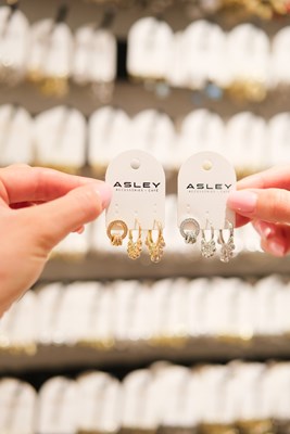 Yuvarlak Taş Ve Topçuk Detaylı Üçlü Küpe Seti