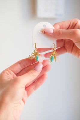 Çoklu Charm Detaylı Tasarım Gold Küpe