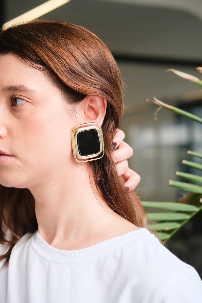 SİYAH RENKLİ BÜYÜK KARE KÜPE