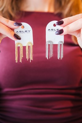 TOPÇUK DETAYLI PÜSKÜL KÜPE