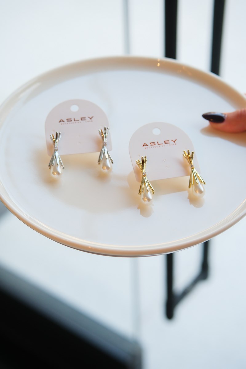 OVAL İNCİ DETAYLI TASARIM KÜPE