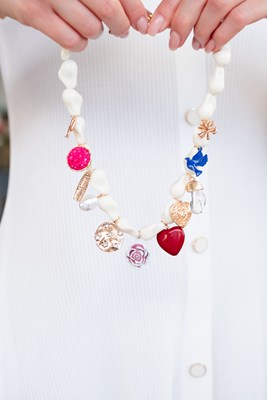 Charm Detaylı Kemik Kolye