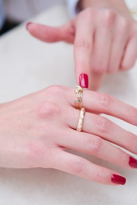 Üzeri Taşlı Gold Yüzük