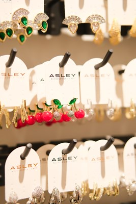 GÜMÜŞ TAŞ DETAYLI KİRAZ TASARIM GOLD KÜPE