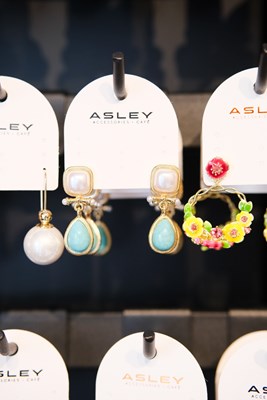 İNCİ VE TURKUAZ TAŞ DETAYLI TASARIM GOLD KÜPE