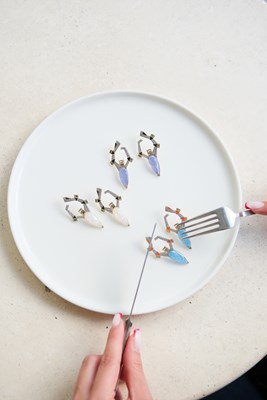 Sedefli Taş Detaylı Asimetrik Tasarım Gold Küpe