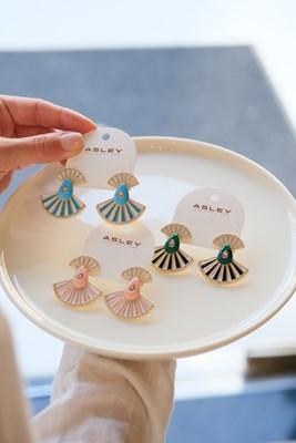 TAŞLI YELPAZE TASARIM GOLD KÜPE