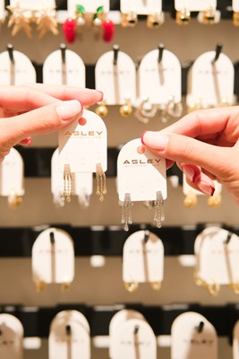 Yuvarlak Taş Sallantılı Üçlü Görünüm Sabit Küpe