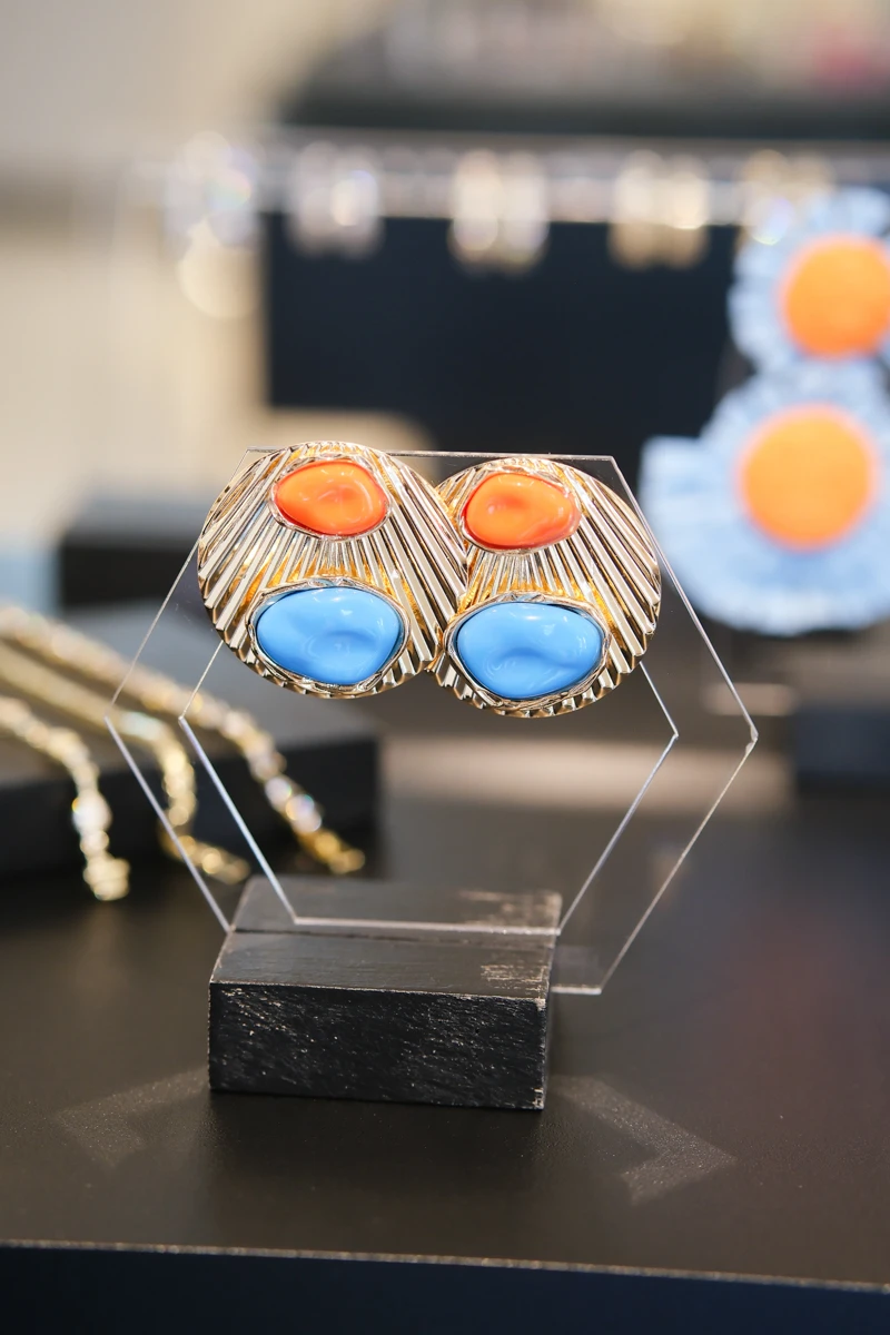 Çizgi Detaylı Büyük Plaka Gold Küpe