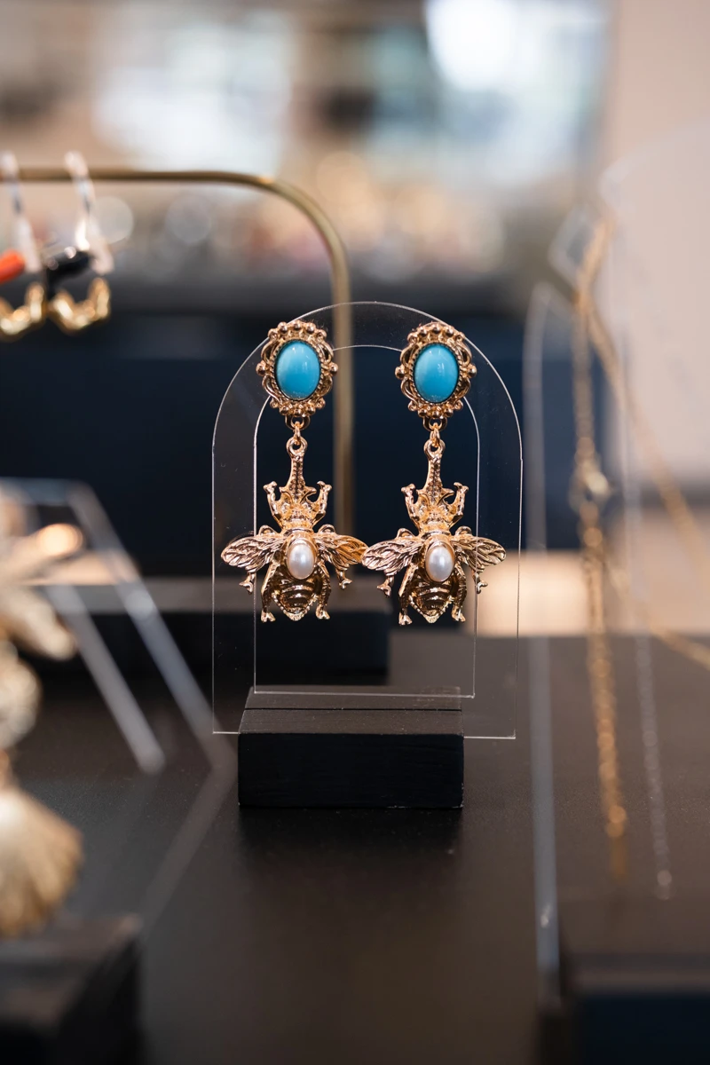 Turkuaz Taş Detaylı Arı Tasarım Gold Küpe