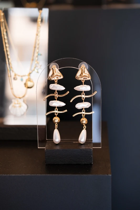 İnci Detaylı Kılçık Tasarım Gold Küpe