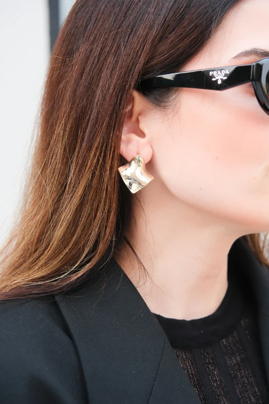 Metal Dalgalı Kare Plaka Küpe