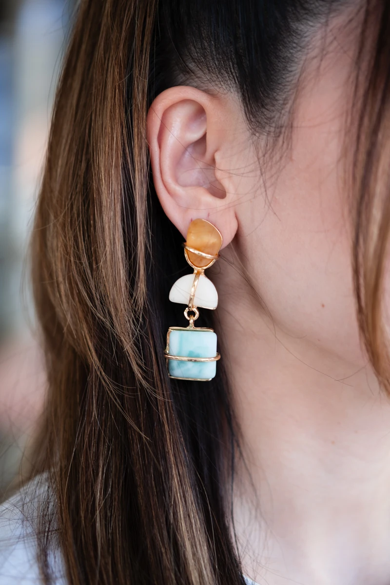 Renkli Plaka Detaylı Tasarım Gold Küpe