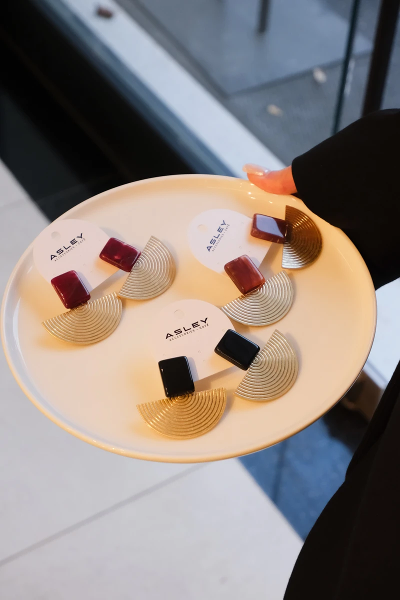 Doğal Taş Detaylı Metal Yelpaze Tasarım Küpe