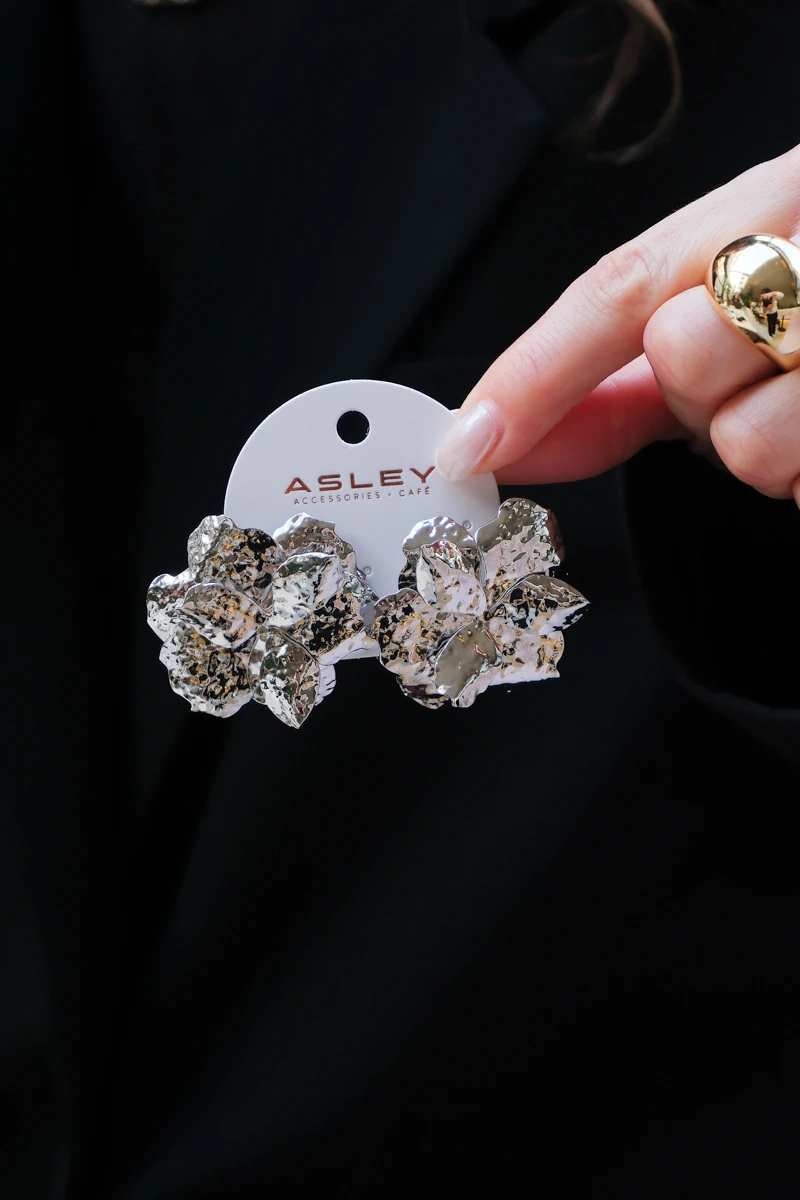 Dokulu Metal Çiçek Tasarım Sabit Büyük Küpe