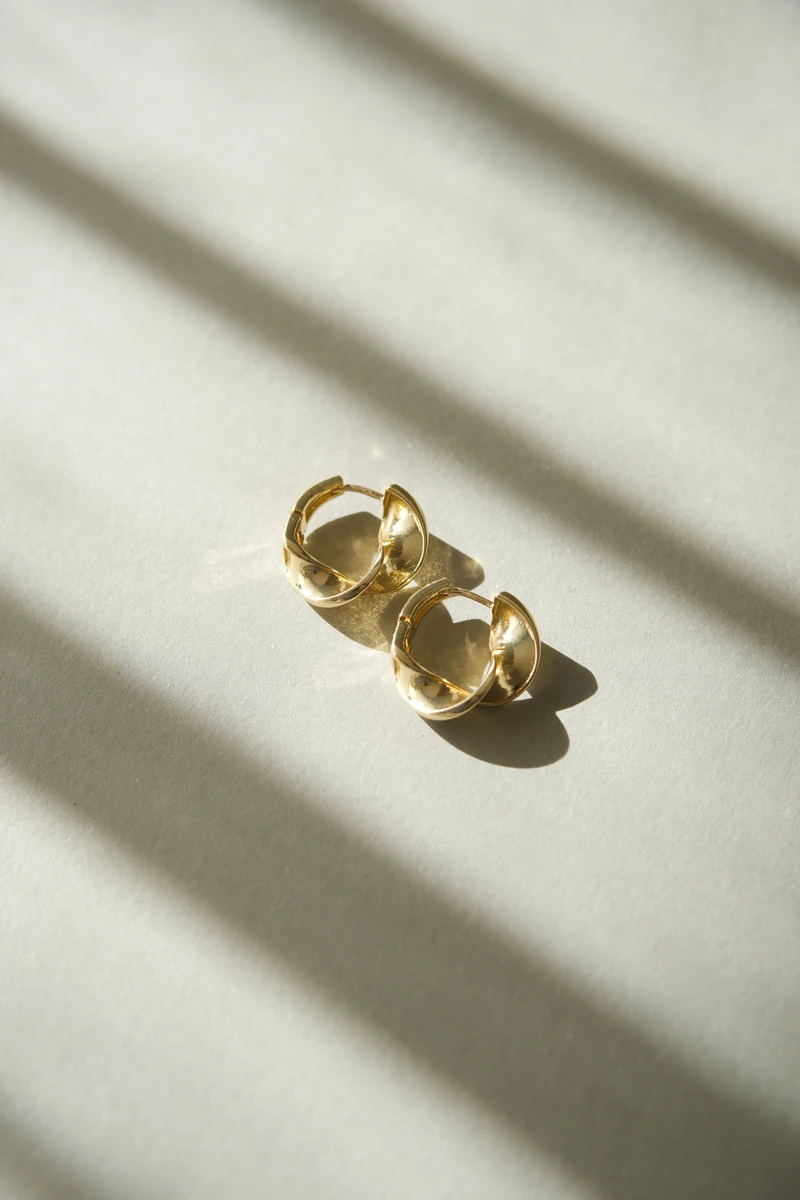 Geniş Kıvrımlı Tasarım Minimal Halka Küpe