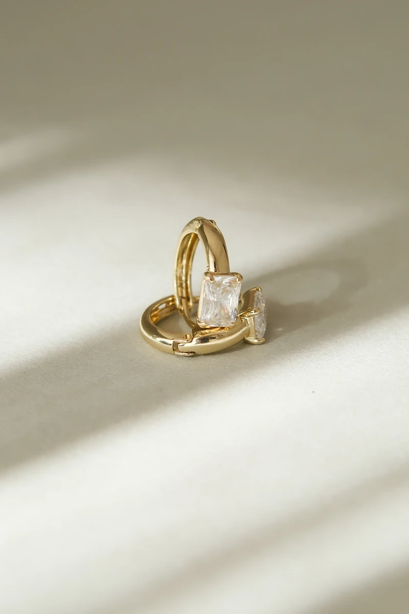 Kare Taş Detaylı Minimal Halka Küpe