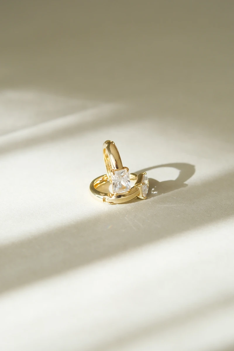 Kare Taş Detaylı Minimal Halka Küpe