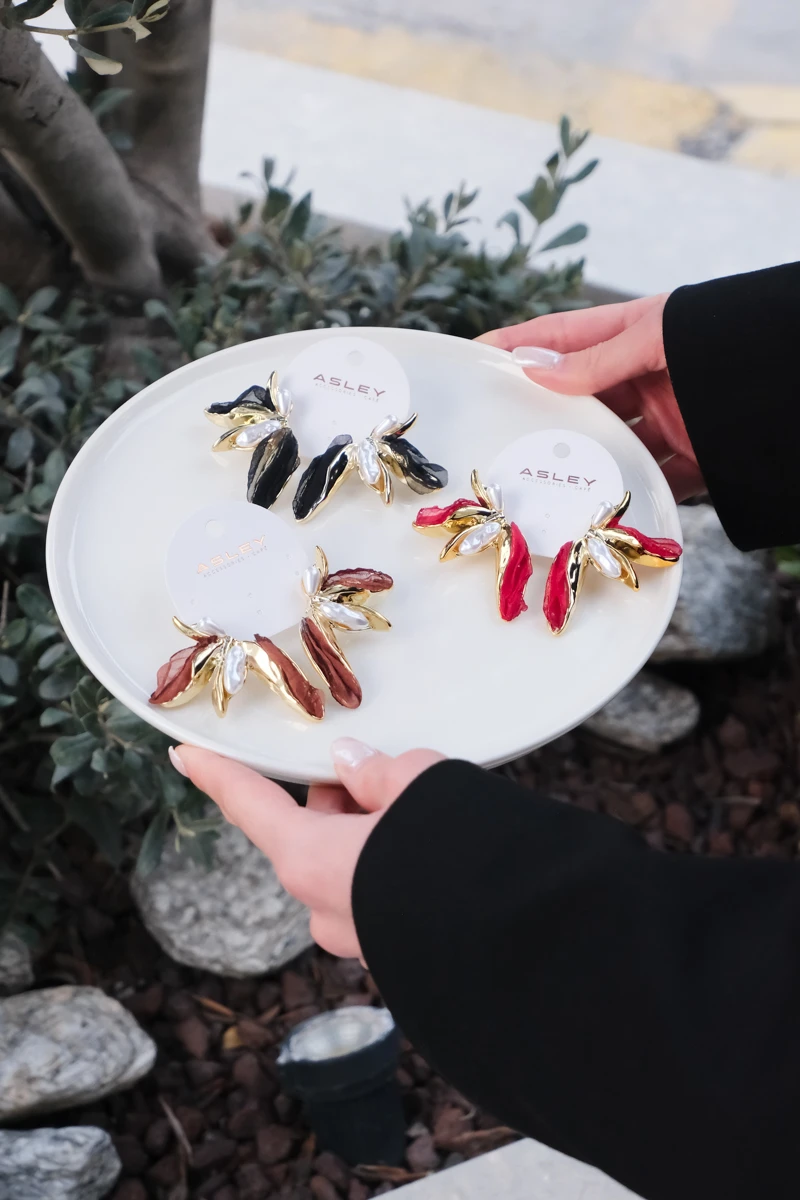 Kumaş ve İnci Detaylı Yaprak Tasarım Küpe