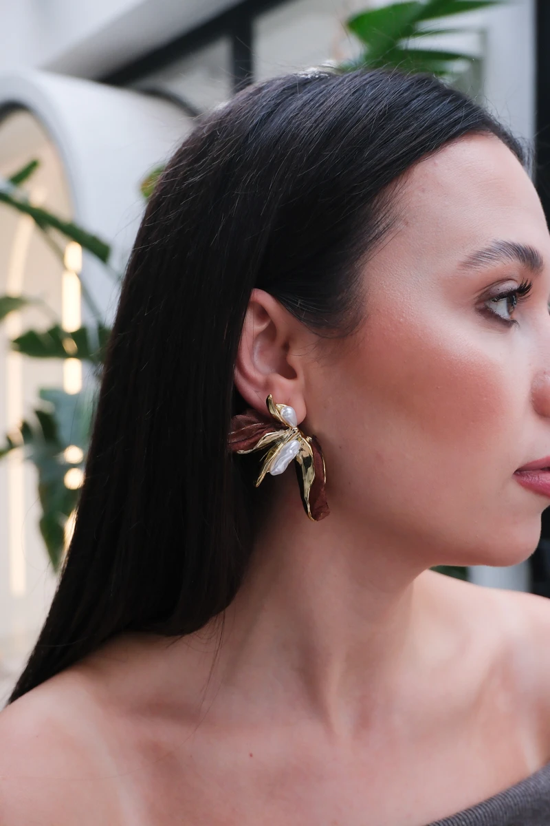 Kumaş ve İnci Detaylı Yaprak Tasarım Küpe