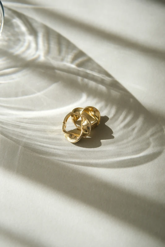 Geniş Kıvrımlı Tasarım Minimal Halka Küpe