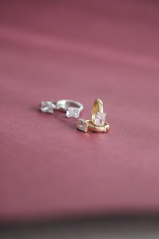 Kare Taş Detaylı Minimal Halka Küpe