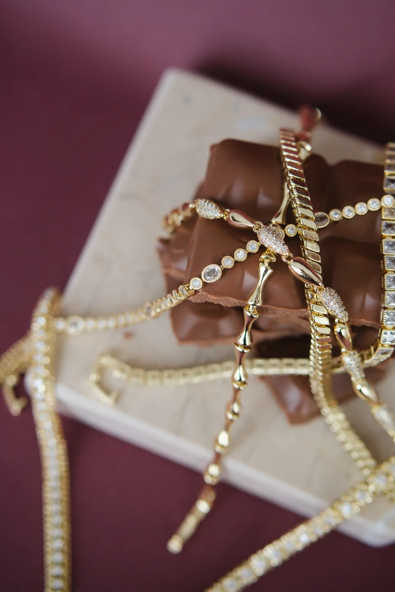 Araları Yuvarlak Montürlü Gold Su Yolu Bileklik