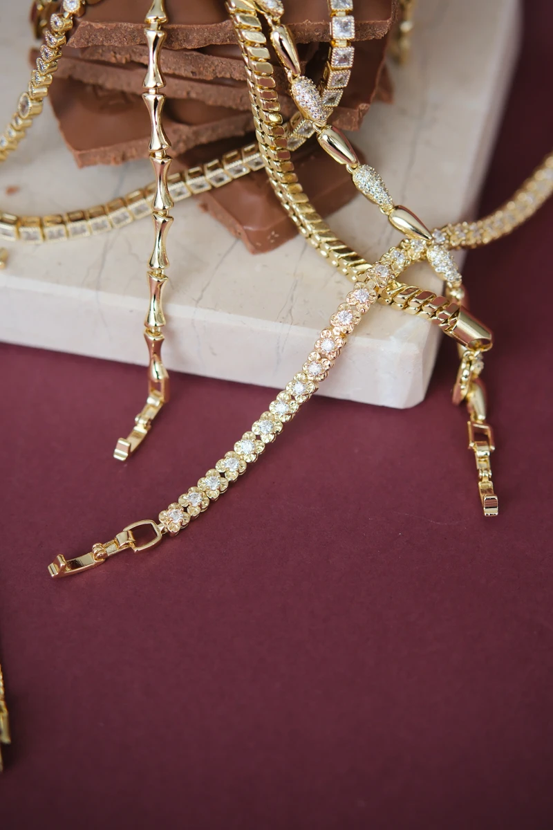 Ortası Taşlı Çiçek Tasarım Gold Su Yolu Bileklik