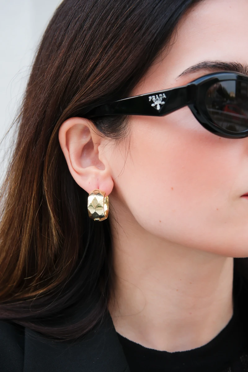 Üzeri Desenli Bombeli Gold Halka Küpe