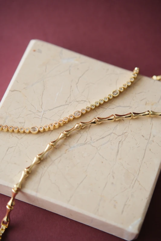 Araları Yuvarlak Montürlü Gold Su Yolu Bileklik