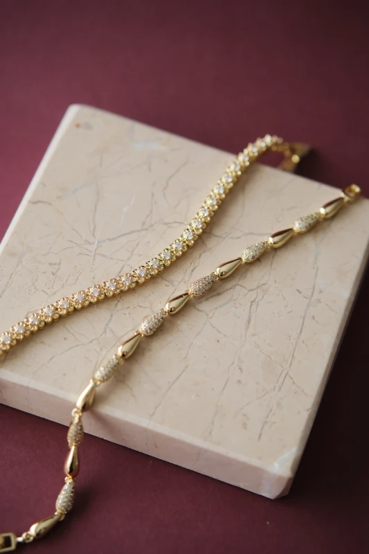 Taşlı ve Metal Damla Tasarım Gold Su Yolu Bileklik