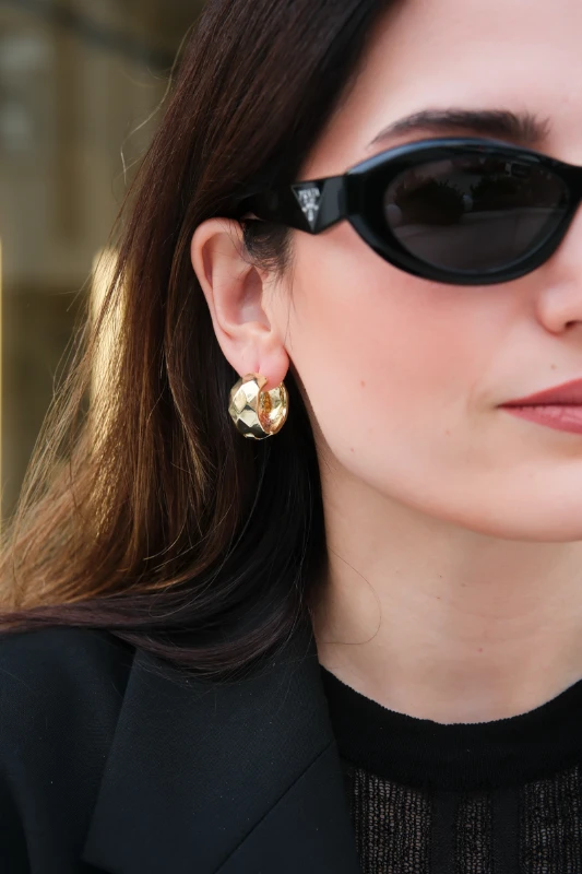 Üzeri Desenli Bombeli Gold Halka Küpe