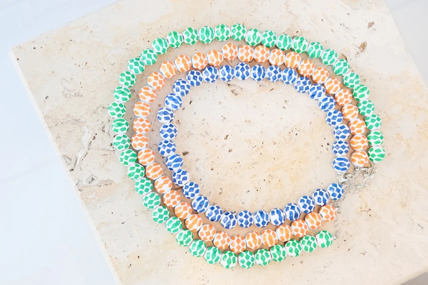 Renkli Topçuk Detaylı Üçlü Gold Kolye