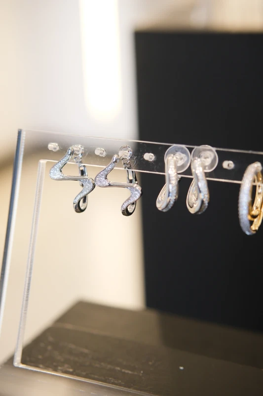 Taşlı Zikzak Tasarım Küpe