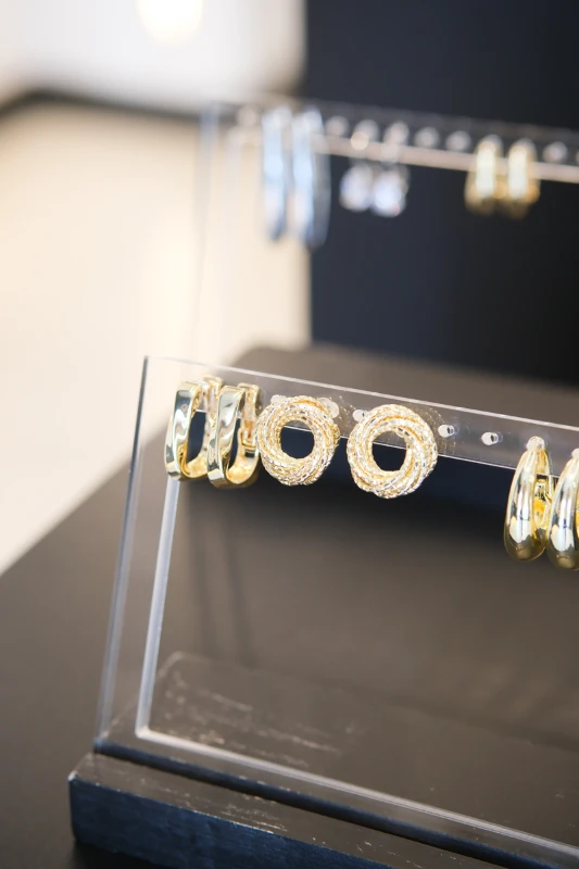 Üzeri Dokulu Gül Küpe