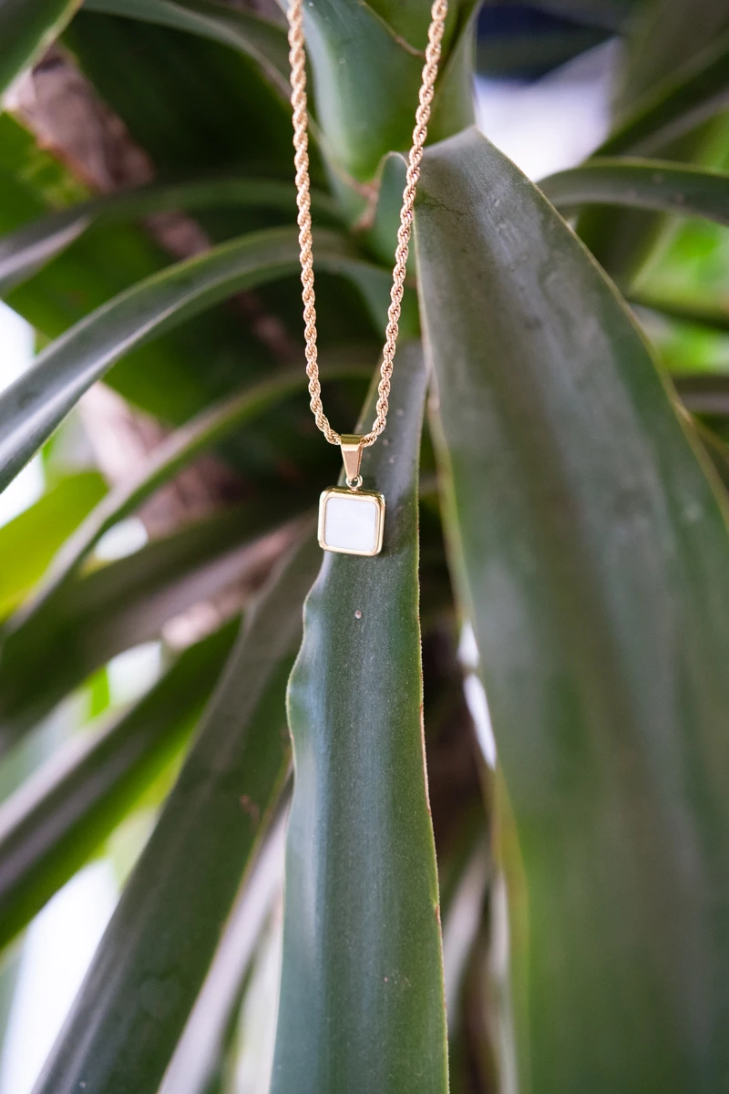 Sedefli Kare Detaylı Gold Çelik Burgu Zincir Kolye