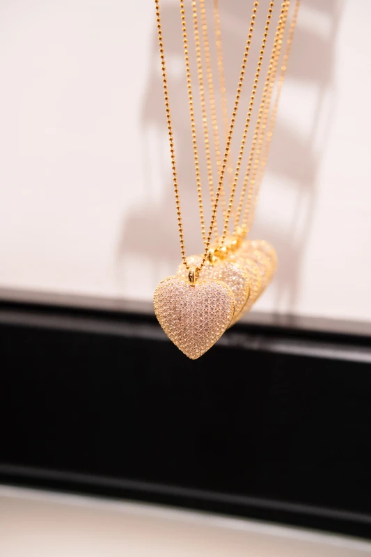 Taşlı Büyük Kalp Detaylı Gold Çelik Kolye