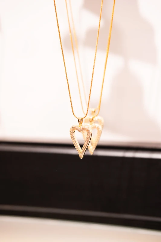 Taşlı İçi Boş Kalp Detaylı Gold Çelik Kolye