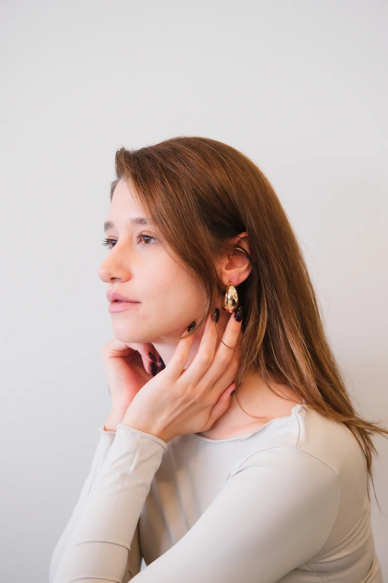 BOMBELİ YARIM HİLAL TASARIM HALKA KÜPE