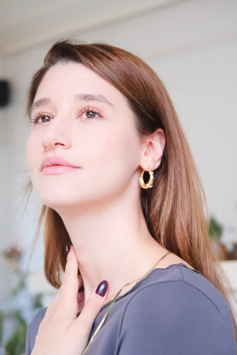 GÜMÜŞ TAŞ DETAYLI GOLD HALKA KÜPE